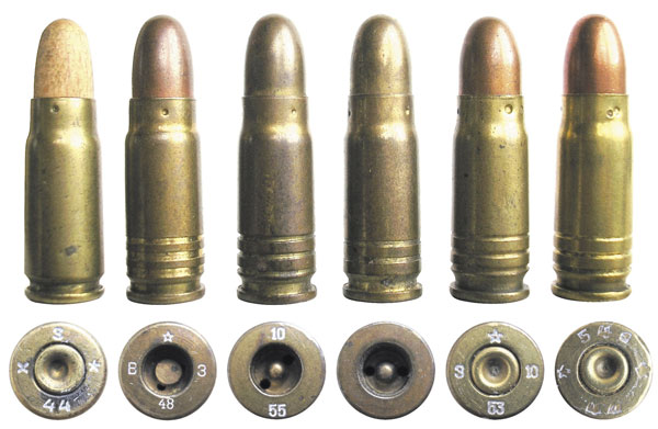 Варианты болгарских учебных патронов 7,62х25 ТТ (два патрона в центре снаряжены пулями в латунной оболочке)