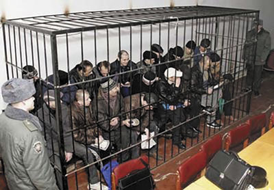  Суд над бандитами; клетка сварена персонально для 19 членов банды, доживших до суда