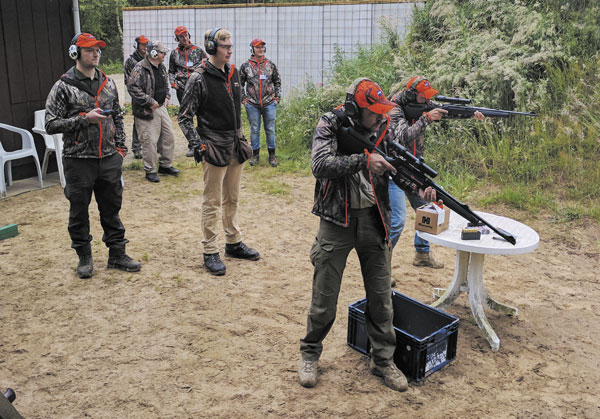  Польская команда готовится выполнять парную стрельбу по «Бегущему кабану»